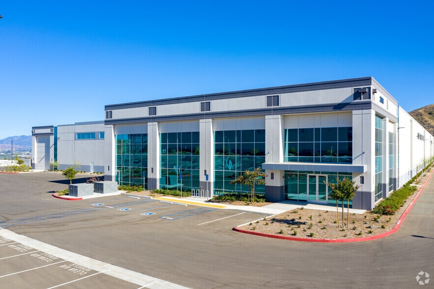 29040 Avenue Valley View, Valencia, CA à louer - Photo du bâtiment - Image 2 de 7