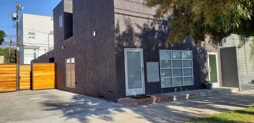 8727 Venice Blvd, Los Angeles, CA à louer - Photo du bâtiment - Image 2 de 4