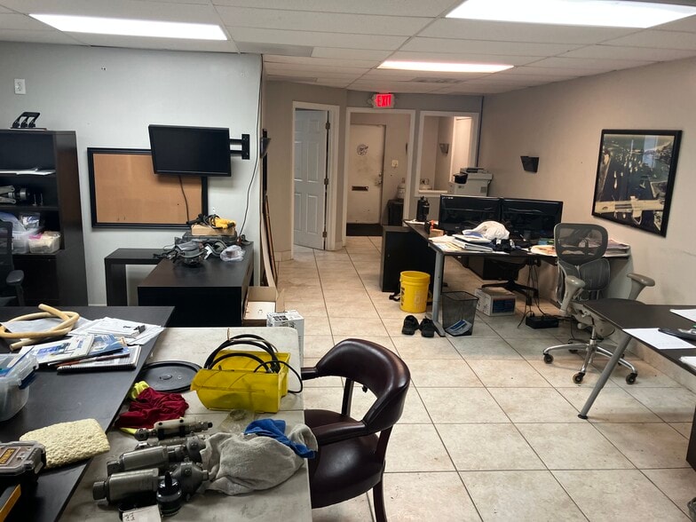 3160 NE 3rd Ave, Oakland Park, FL for lease - Building Photo - Image 2 of 8