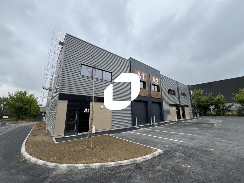 Flex dans Sainghin-en-Mélantois à louer - Photo du bâtiment - Image 1 de 11