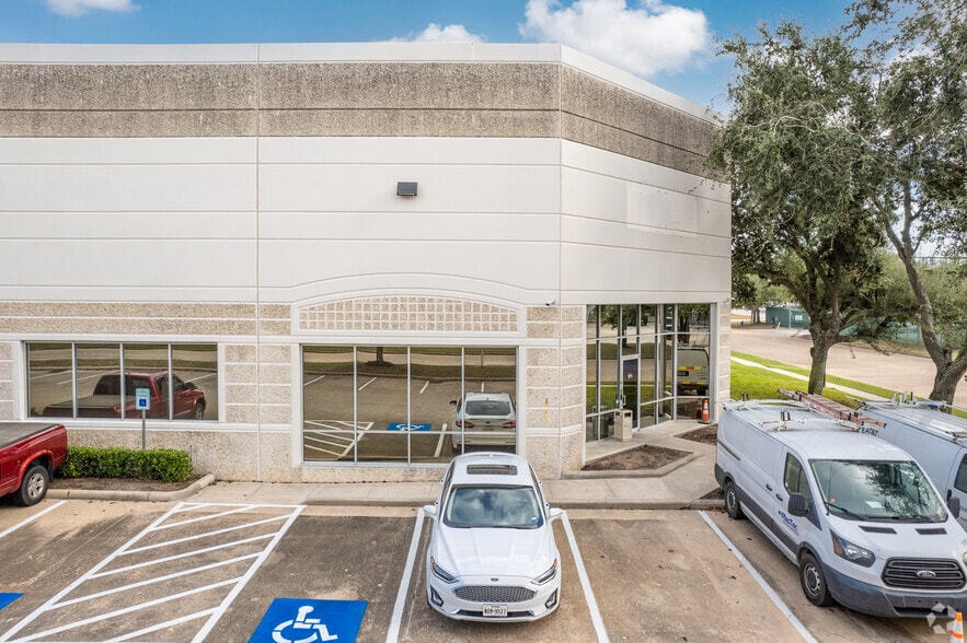 15904-15920 International Plaza Dr, Houston, TX for lease - Building Photo - Image 1 of 7