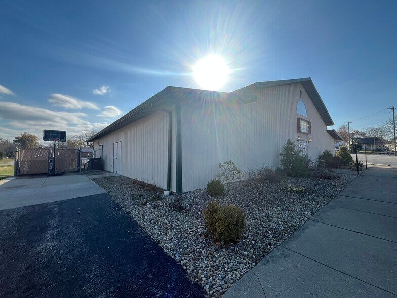 412 S Madison Ave, North Vernon, IN à vendre - Photo du bâtiment - Image 3 de 7