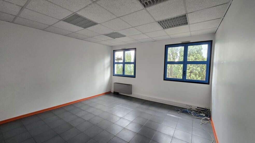 Office in La Garde for lease - Building Photo - Image 2 of 6