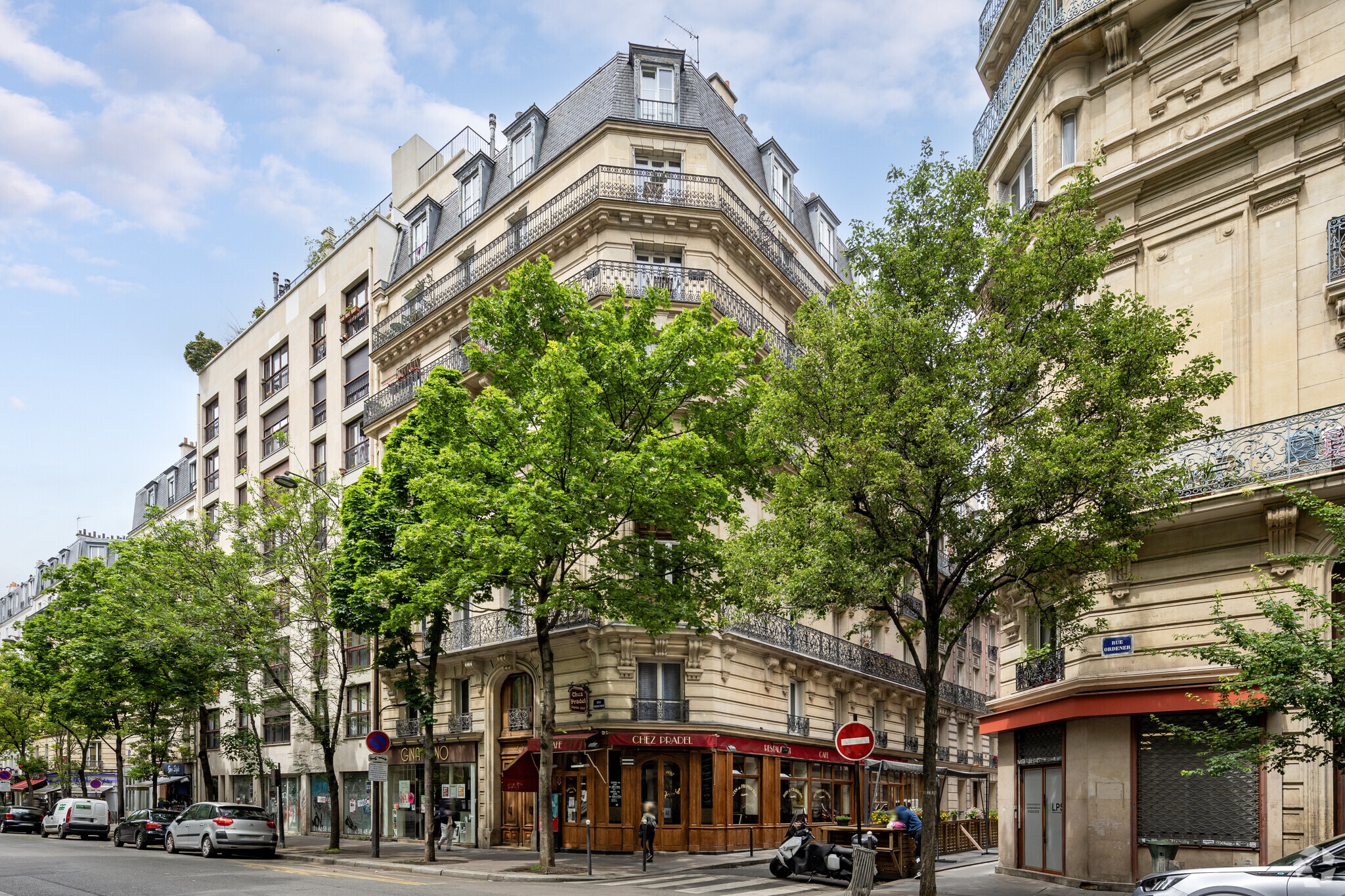 Retail in Paris for lease Primary Photo- Image 1 of 8