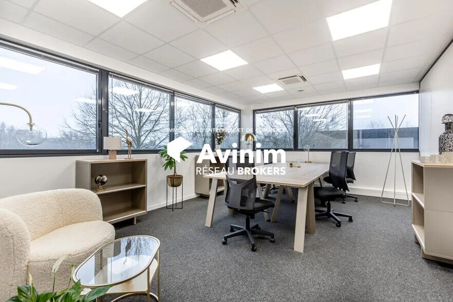 Office in Élancourt for lease - Interior Photo - Image 3 of 18