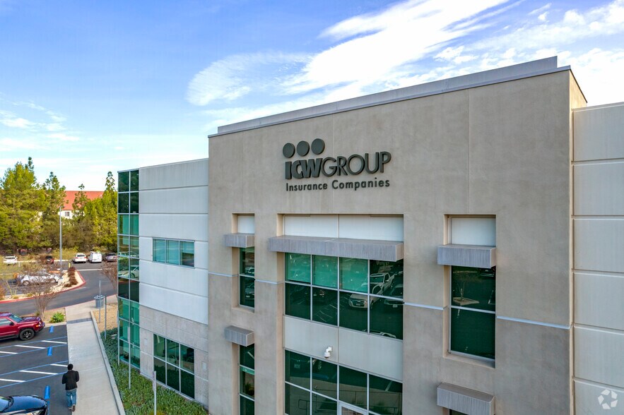 15025 Innovation Dr, San Diego, CA à louer - Photo du bâtiment - Image 3 de 7