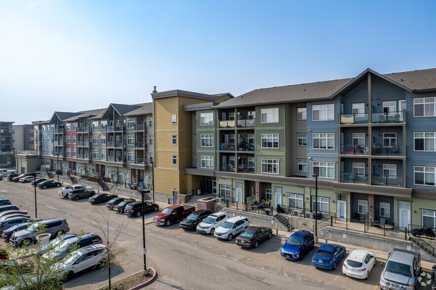 104 Mackenzie Way SW, Airdrie, AB à louer - Photo du bâtiment - Image 3 de 21