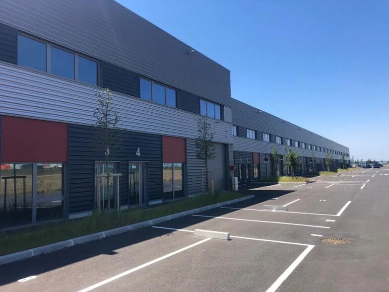 5 Les Grands Champs, Le Thillay for lease - Building Photo - Image 2 of 37