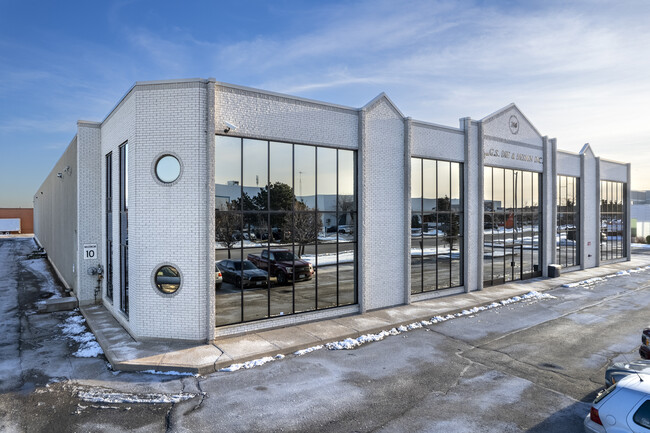More details for 260 Superior Blvd, Mississauga, ON - Industrial for Lease