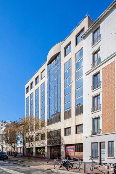 Bureau dans Issy-les-Moulineaux à vendre - Photo du bâtiment - Image 2 de 5