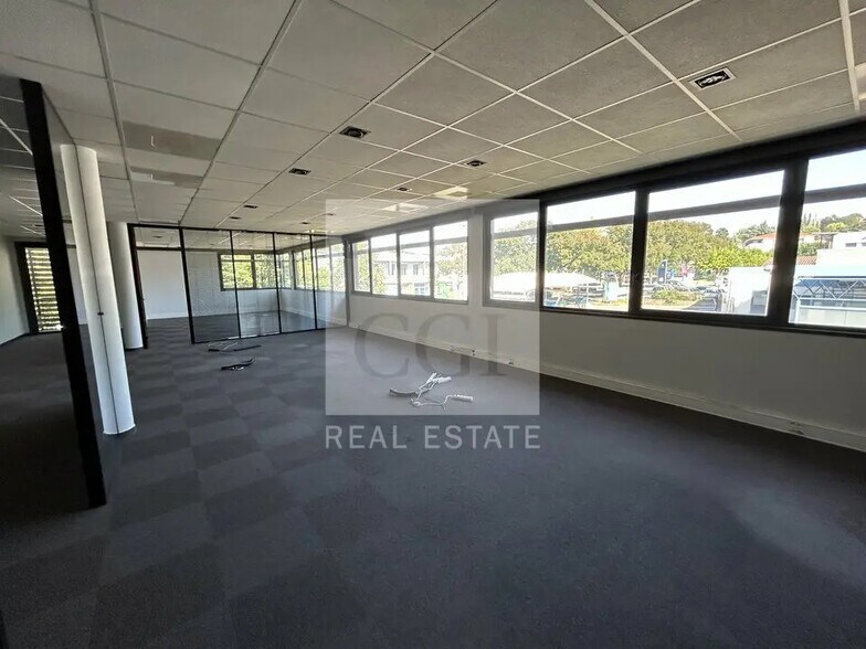 Office in Sainte-Foy-lès-Lyon for lease - Interior Photo - Image 2 of 12