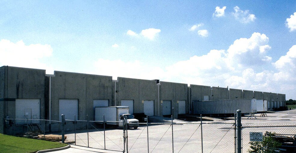 18207 Chisholm Trl, Houston, TX à louer - Photo du bâtiment - Image 2 de 4