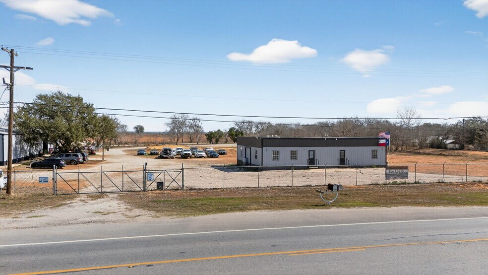 3215 Zanderson Ave, Jourdanton, TX à louer - Photo du bâtiment - Image 2 de 25