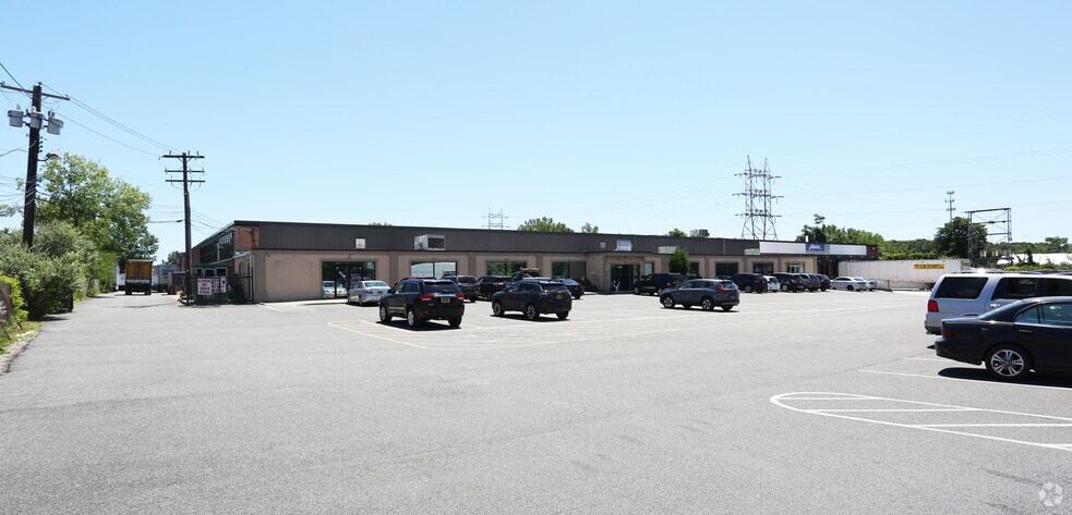 303 Winding Rd, Old Bethpage, NY à louer - Photo du bâtiment - Image 3 de 4