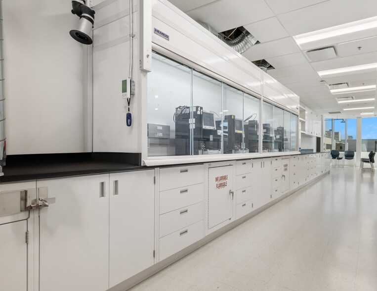 4800-4858 Rue Lévy, Montréal, QC à louer - Photo du bâtiment - Image 3 de 6