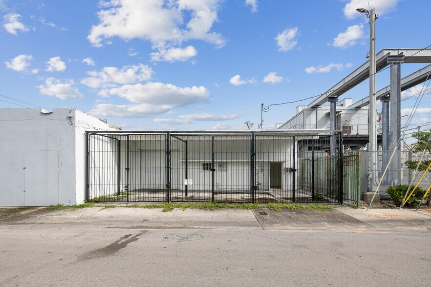 995 NW 21st Ter, Miami, FL à vendre - Photo du bâtiment - Image 2 de 21