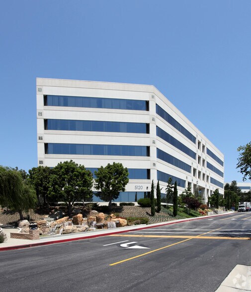 5120 W Goldleaf Cir, Los Angeles, CA à louer - Photo principale - Image 1 de 13