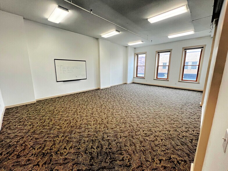 604 Lafayette St, Waterloo, IA à louer - Photo intérieure - Image 3 de 7