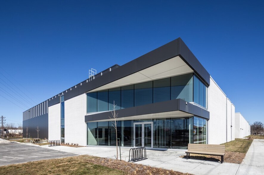 141 Boul Bellerose O, Laval, QC à louer - Photo du bâtiment - Image 2 de 4