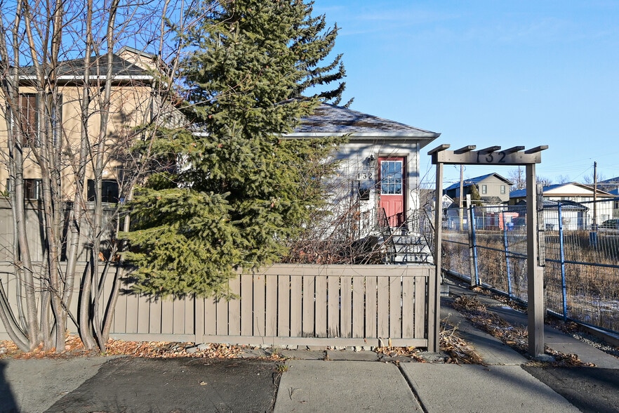 132 17 Avenue NW, Calgary, AB à vendre - Photo du bâtiment - Image 2 de 35