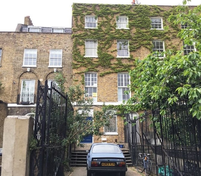 237 Hackney Rd, London for lease - Primary Photo - Image 1 of 94