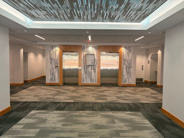 101 SW Cary Pky, Cary, NC à louer - Hall d’entrée - Image 3 de 34