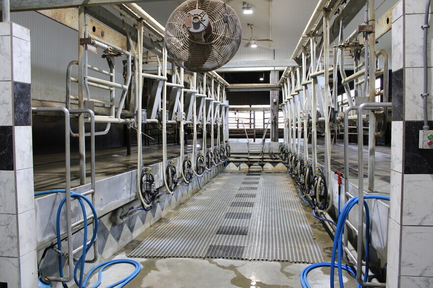 4809 Back Enderby Rd, Armstrong, BC for sale - Building Photo - Image 3 of 18