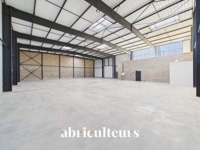 Industrial in Chartres for sale - Building Photo - Image 3 of 4
