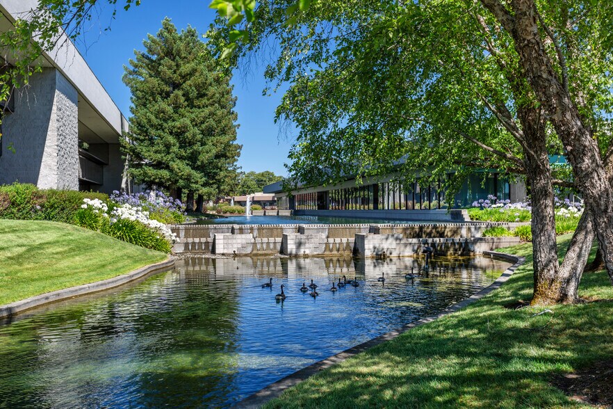 70 Stony Point Rd, Santa Rosa, CA à louer - Photo du bâtiment - Image 2 de 3