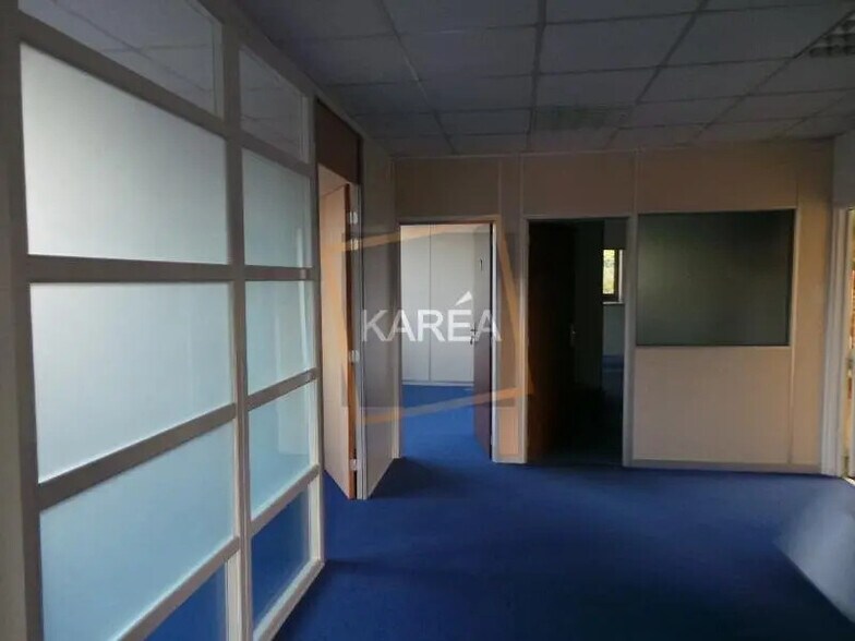 Office in Croissy-Beaubourg for lease - Interior Photo - Image 2 of 5