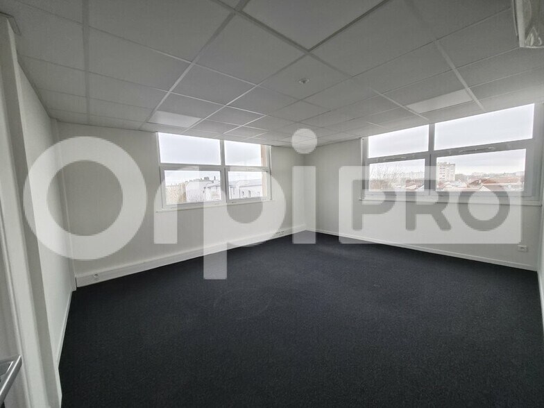 Office in Bétheny for lease - Interior Photo - Image 1 of 9