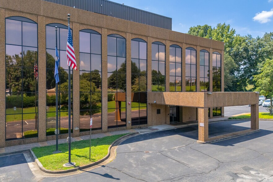 1701 E Parham Rd, Richmond, VA à vendre - Photo du bâtiment - Image 1 de 7