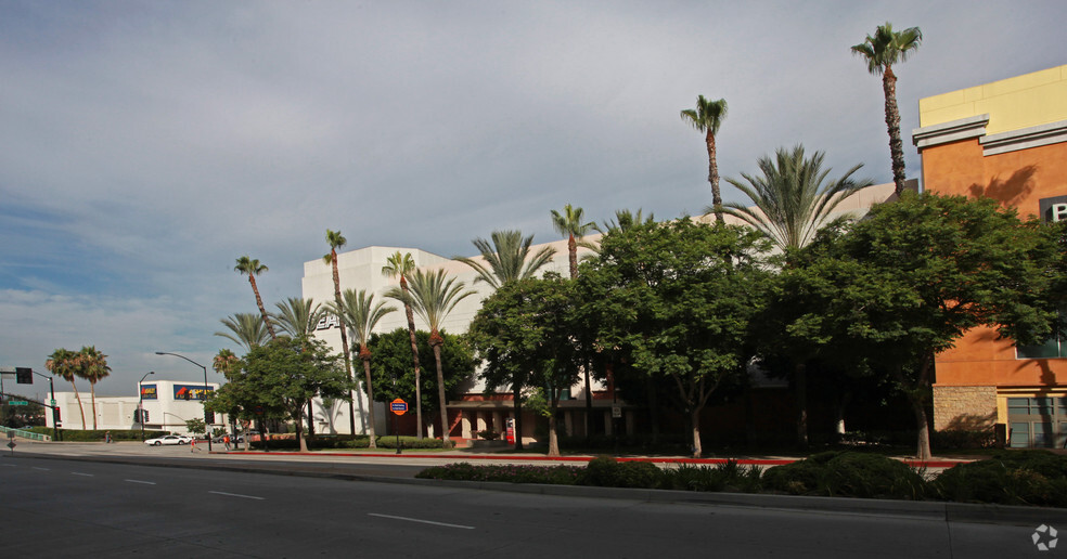 111 E Magnolia Blvd, Burbank, CA à louer - Photo du bâtiment - Image 3 de 4