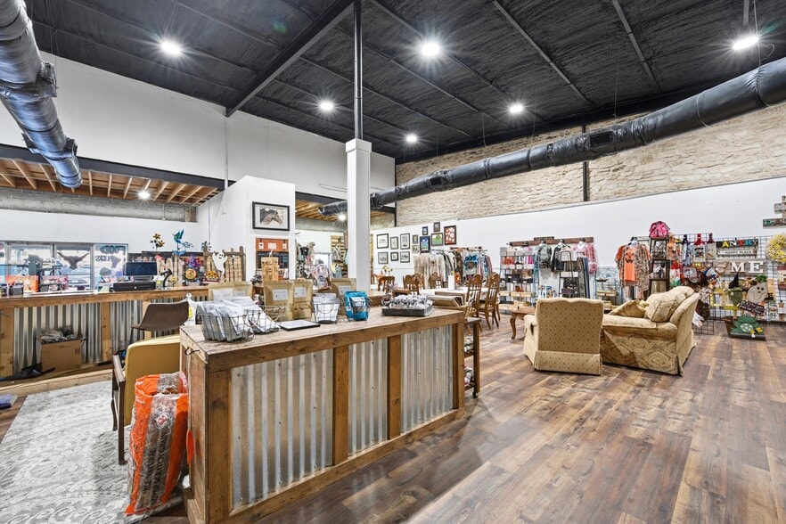 608 E Leon St, Gatesville, TX for sale - Interior Photo - Image 2 of 8