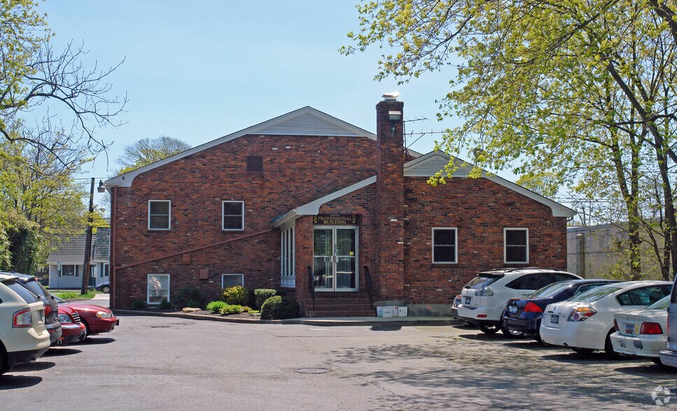 285 W Main St, Sayville, NY à louer - Photo du bâtiment - Image 2 de 5