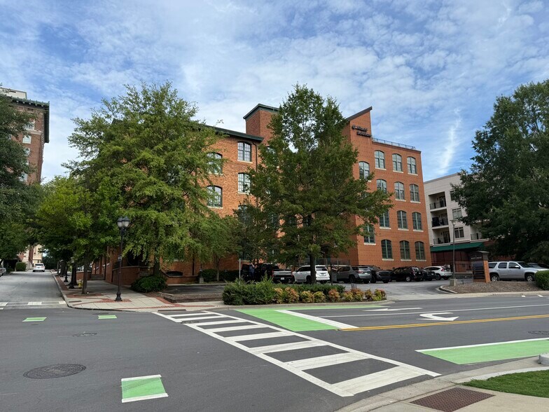 25 E Court St, Greenville, SC à louer - Photo du bâtiment - Image 1 de 8