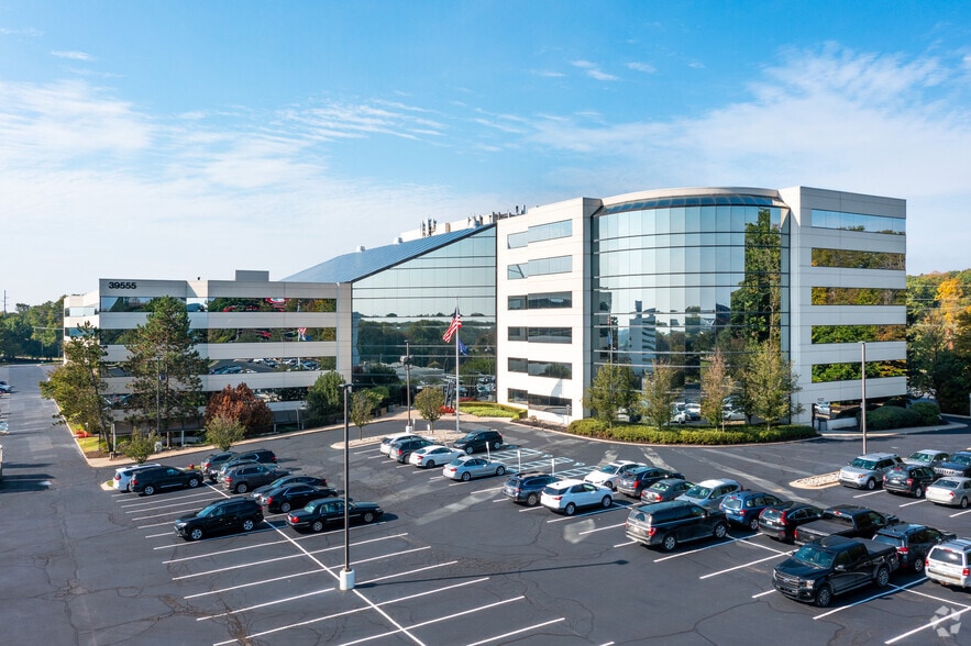 39555 Orchard Hill Pl, Novi, MI for lease - Building Photo - Image 1 of 11