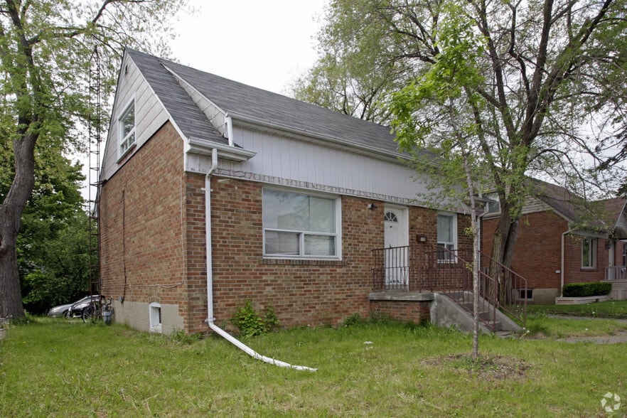 135 Sheppard Ave E, Toronto, ON for lease - Primary Photo - Image 1 of 2