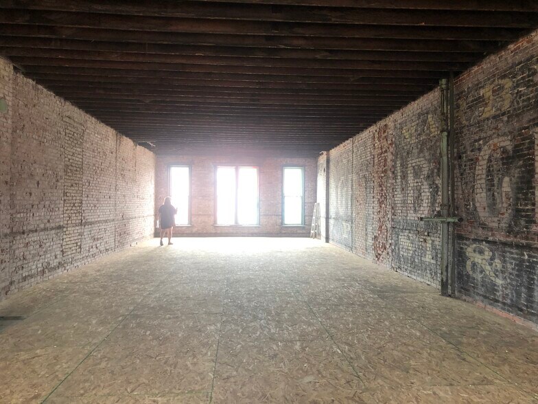 2045 Broadway Blvd, Kansas City, MO for lease - Interior Photo - Image 2 of 19