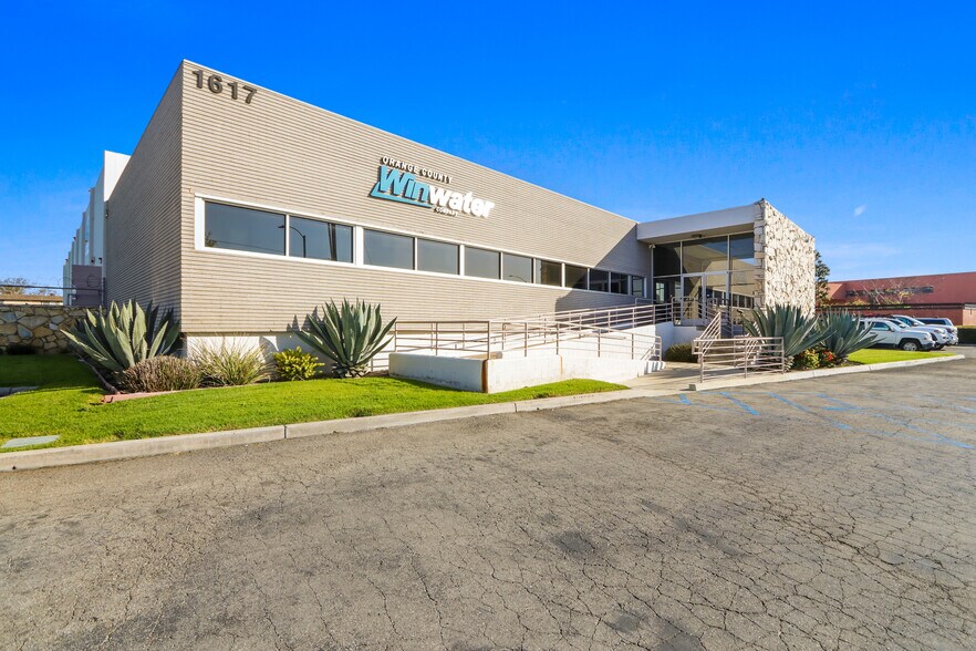 1617 E Ball Rd, Anaheim, CA à louer - Photo du bâtiment - Image 1 de 1