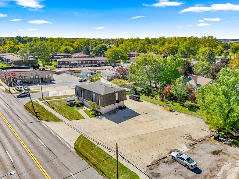 30401 Utica Rd, Roseville, MI à vendre - Photo du bâtiment - Image 2 de 52