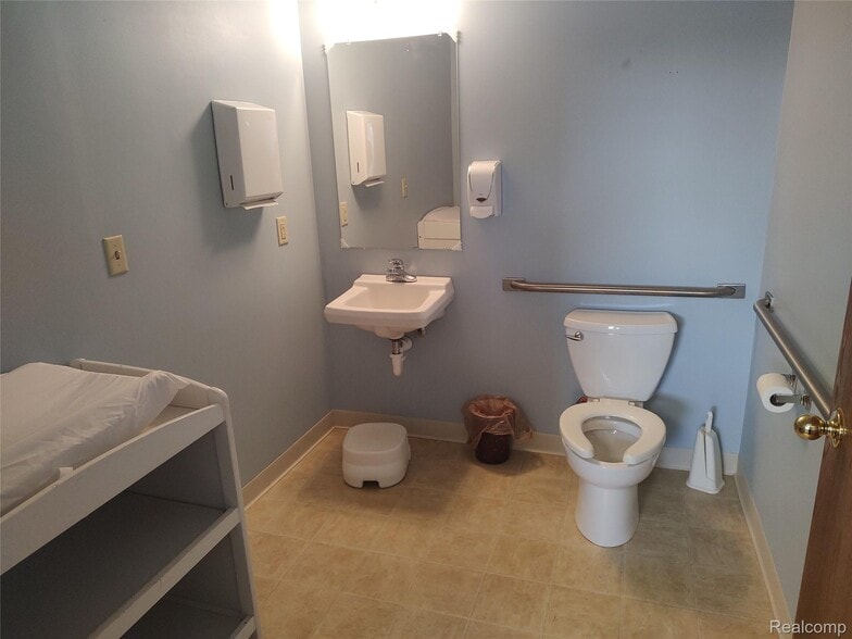 5154 Miller Rd, Flint, MI for sale - Interior Photo - Image 2 of 23