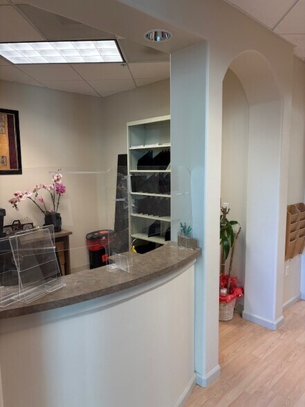 1000 Newbury Rd, Thousand Oaks, CA à louer - Photo du bâtiment - Image 3 de 17