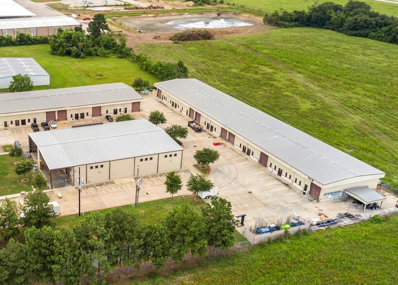 701 S Persimmon St, Tomball, TX for lease - Building Photo - Image 2 of 3