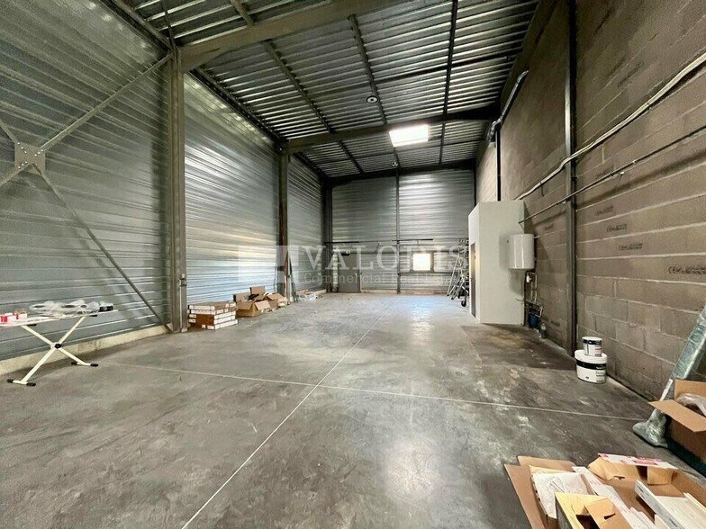 Flex in Charnay-lès-Mâcon for lease - Interior Photo - Image 3 of 6