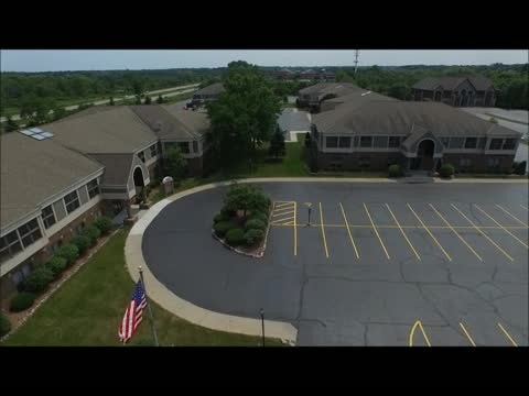 1017 W Glen Oaks Ln, Mequon, WI à vendre - Vidéo sur l’inscription commerciale - Image 3 de 8