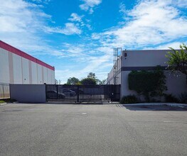 3700 W Segerstrom Ave, Santa Ana, CA à louer Photo du bâtiment- Image 2 de 6