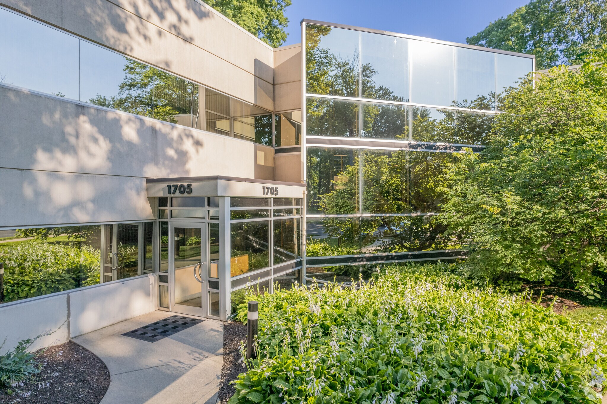 1705 Indian Wood Cir, Maumee, OH à louer Photo du bâtiment- Image 1 de 9