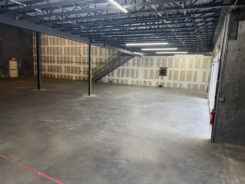 787 Commerce Dr, Venice, FL à louer - Photo du bâtiment - Image 3 de 55
