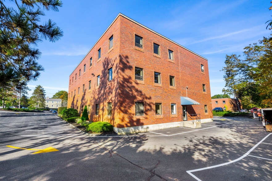 152 Sylvan St, Danvers, MA à louer - Photo du bâtiment - Image 2 de 4